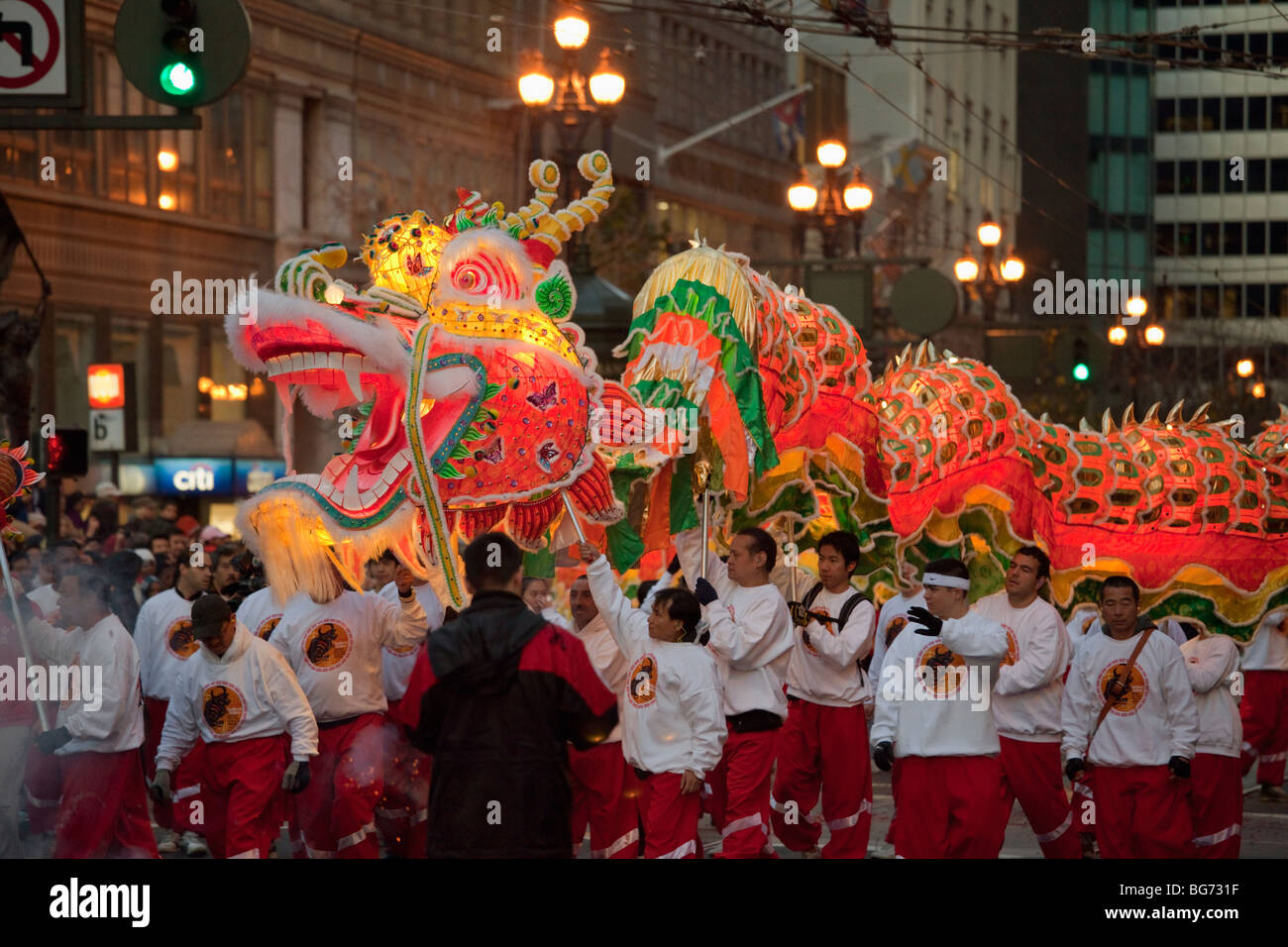 Chinese New Year Drachentanz beginnt in der Abenddämmerung an der Market Street in San Francisco, Kalifornien. Stockfoto