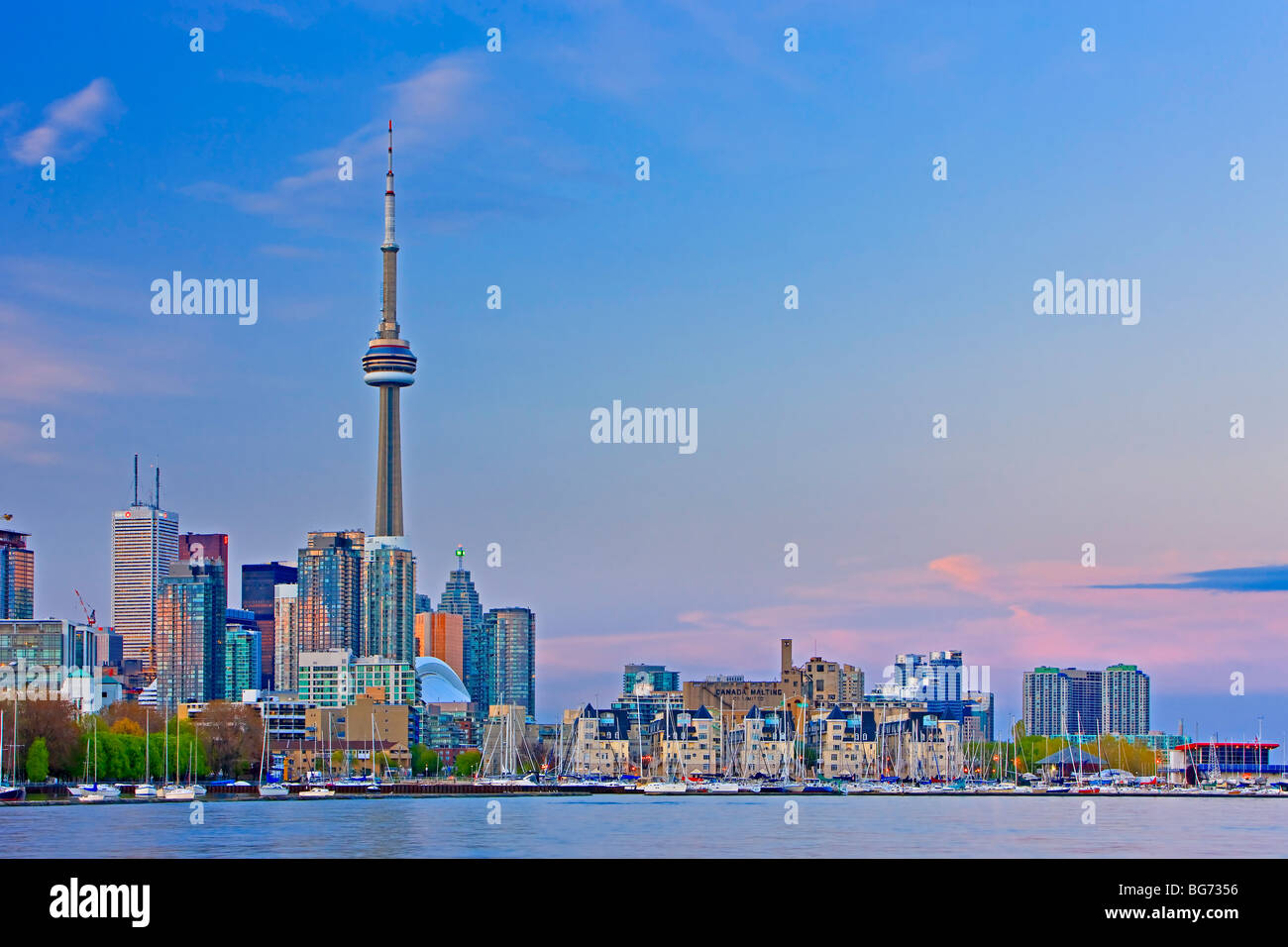 Skyline von Toronto City von Ontario Place, Toronto, Ontario, Kanada bei Sonnenuntergang gesehen. Stockfoto