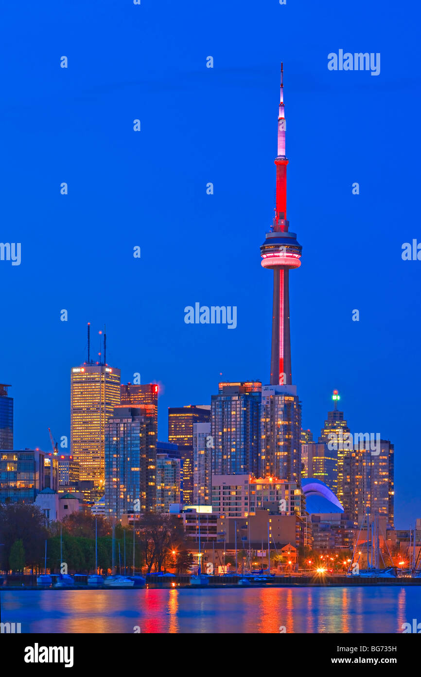 Skyline von Toronto City aus Ontario Place, Toronto, Ontario, Kanada in der Dämmerung zu sehen. Stockfoto