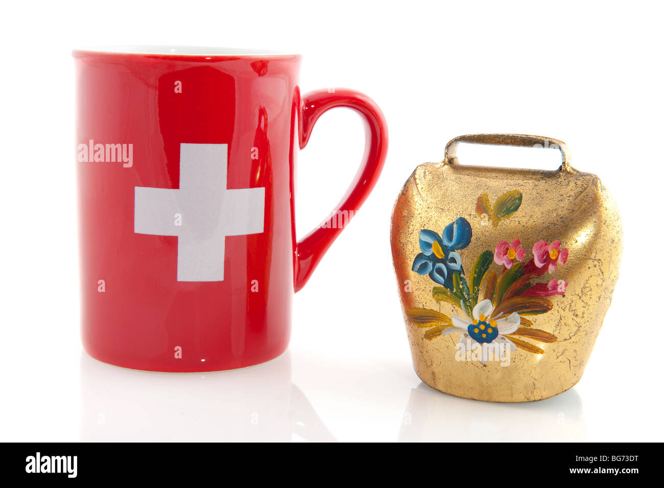 Schweiz mit roten Becher und Kuh-Glocke mit Blumen Stockfoto