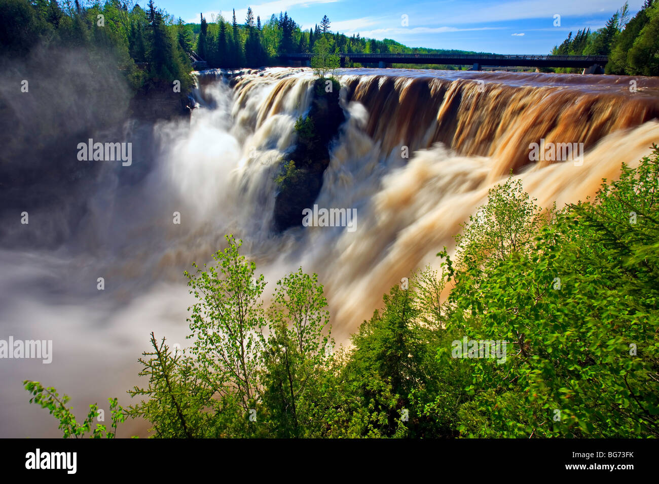 Kakabeka Falls (aka Niagara des Nordens) entlang der Kaministiquia River während einer Frühling Überschwemmung, Ne Kakabeka Falls Provincial Park Stockfoto