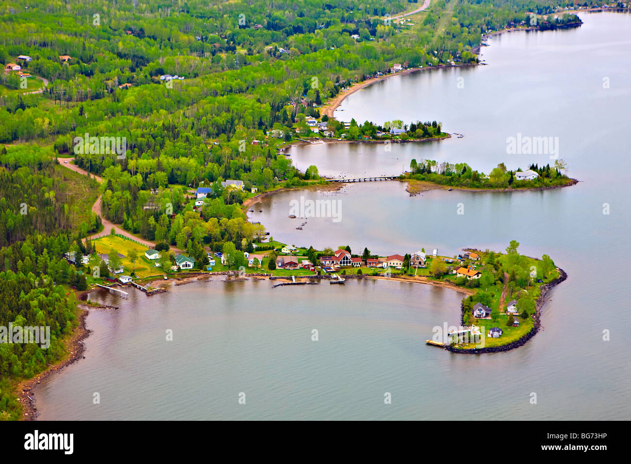 Unterkünfte am Wasser entlang den Ufern des Lake Superior in der Nähe von Thunder Bay, Ontario, Kanada. Stockfoto