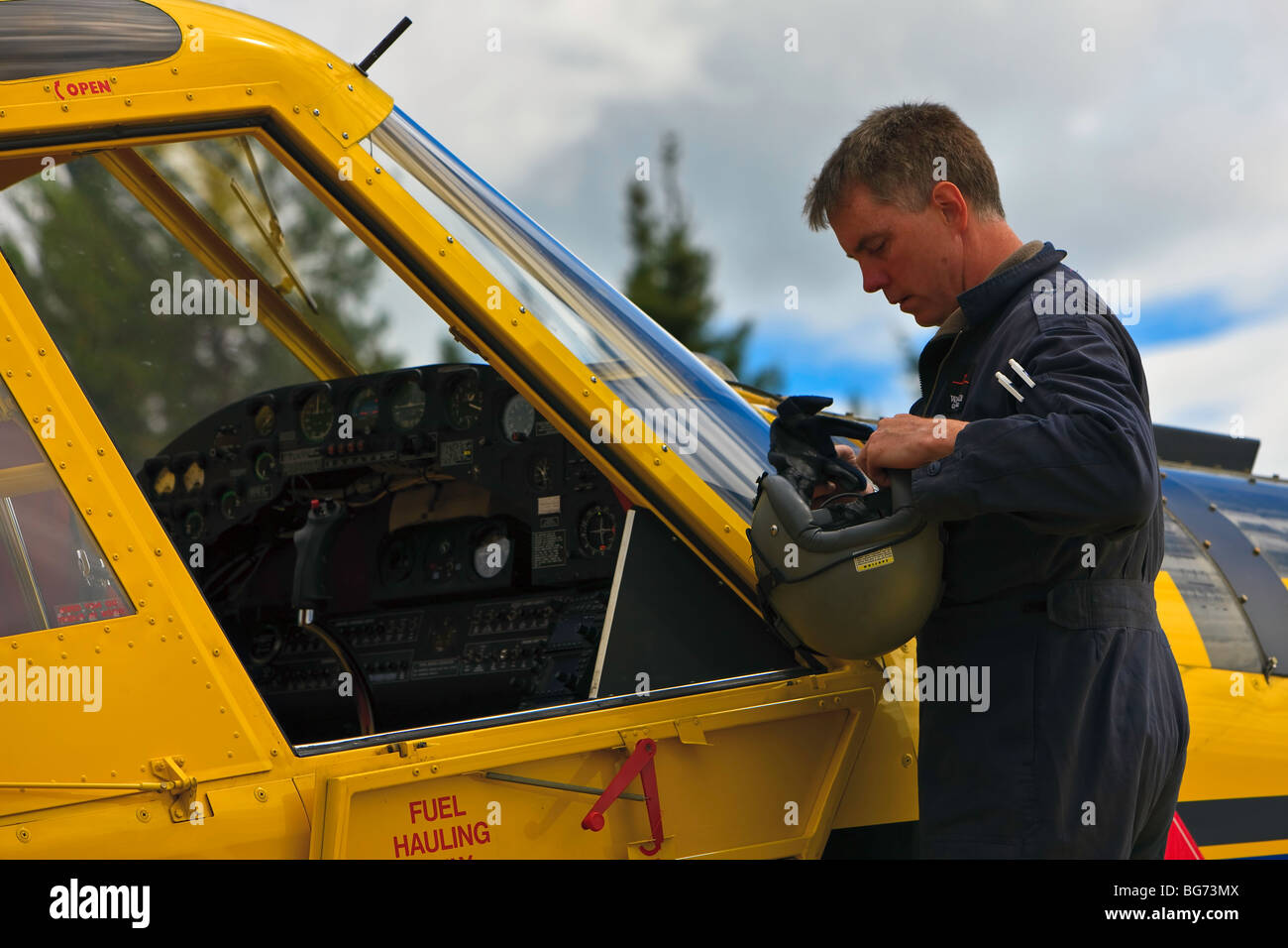 Pilot Guy Cannon mit dem Luft-Traktor AT-802 (modifizierte für das Schleppen der Masse Kraftstoff - Kapazität von 4.000 Litern), Red Lake, Ontario, Ca Stockfoto