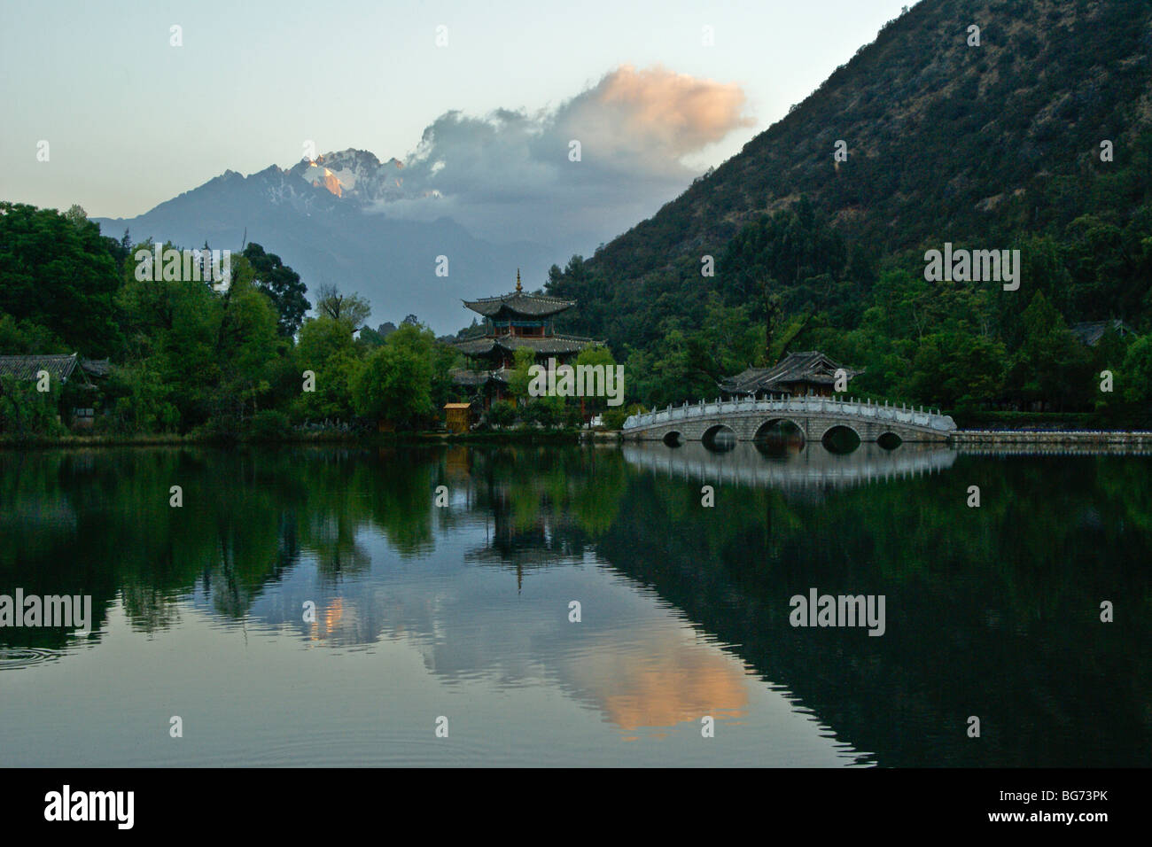 Sonnenaufgang am schwarzen Drachen Teich, Lijiang, Yunnan, China Stockfoto