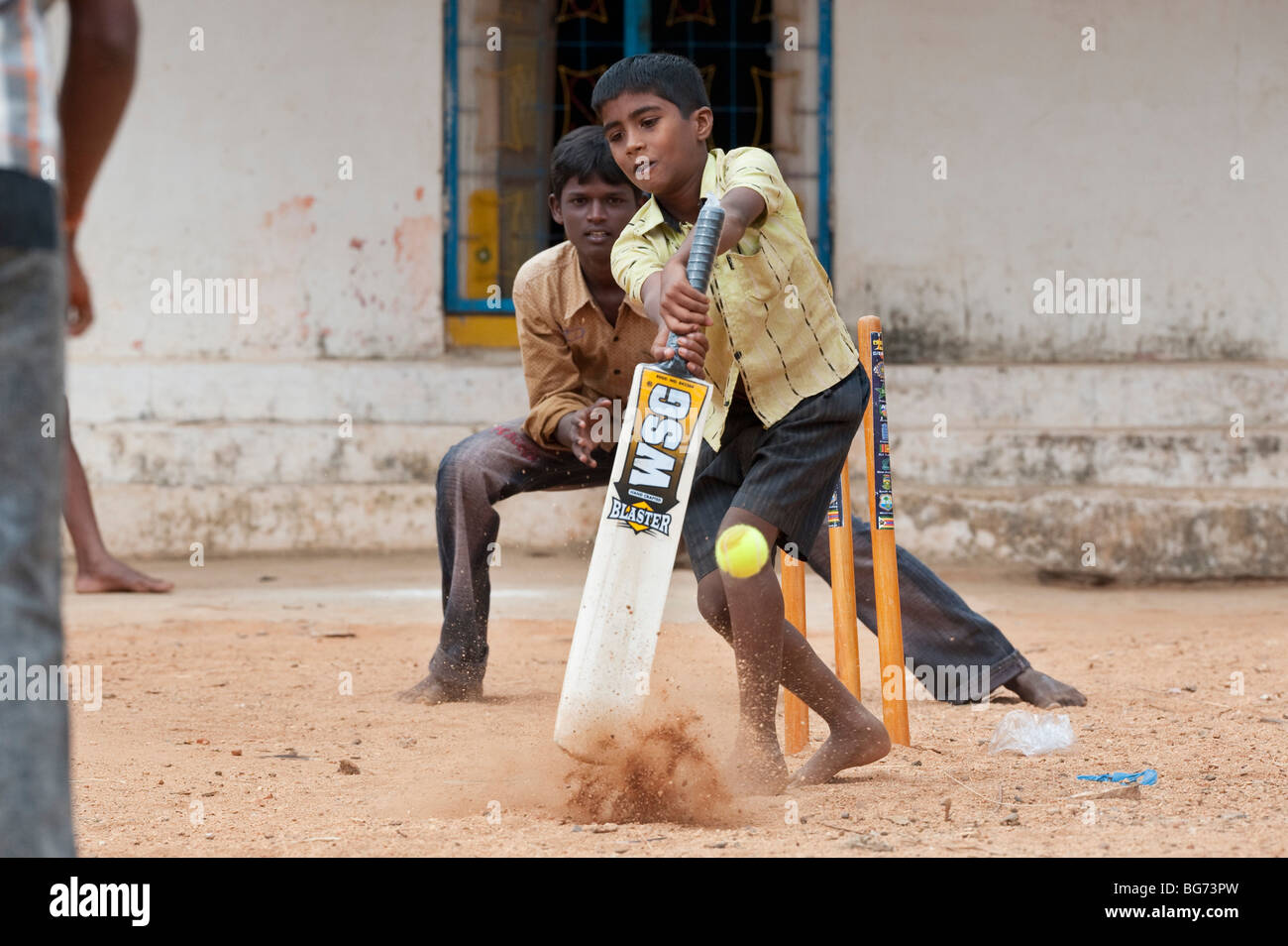 Ländlichen indischen Dorf jungen Kricket spielen in einem Dorf. Nallaguttapalli, Andhra Pradesh, Indien Stockfoto