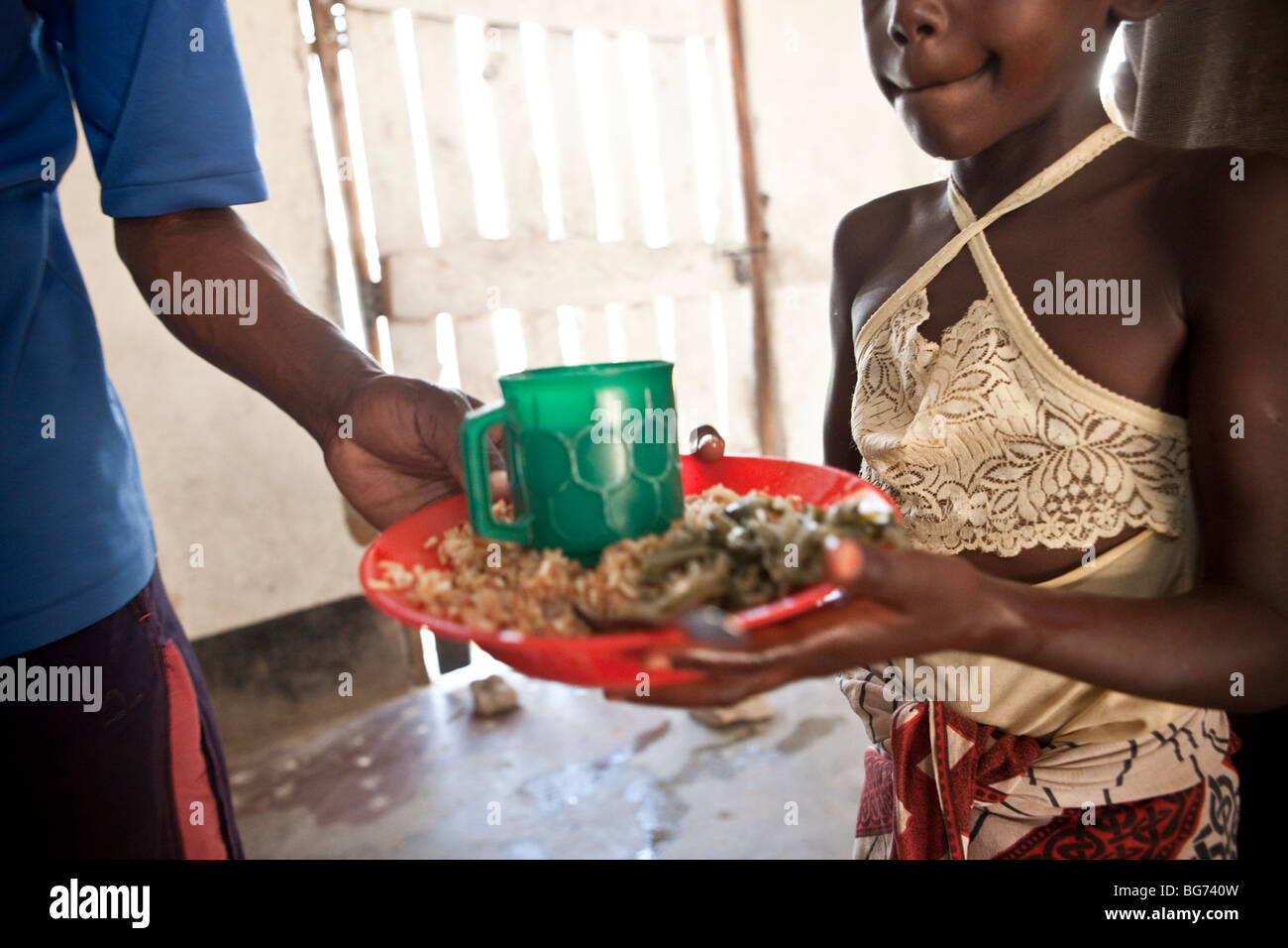 Ein Kind erhält ein Essen in einem Food-Küche in Mererani, Tansania, die weltweit einzige Quelle der Tansanit. Stockfoto