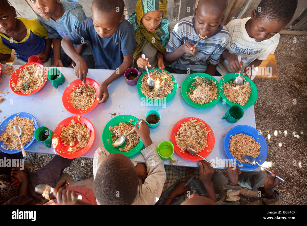 Kinder erhalten in Mererani, Tansania, die weltweit einzige Quelle der Tansanit Mahlzeiten in einer Küche. Stockfoto