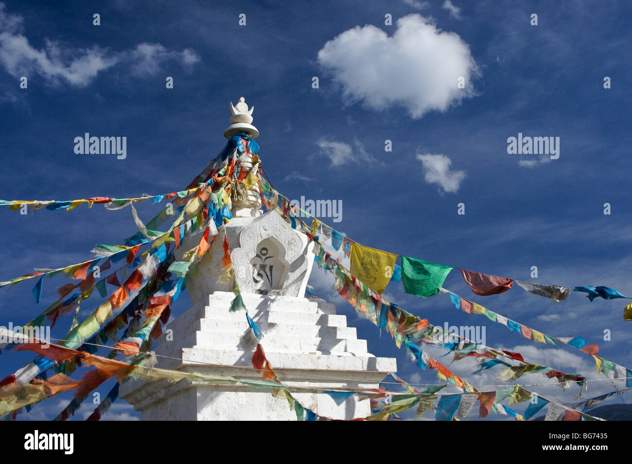 Tibetisch-buddhistischen Stupa mit Gebetsfahnen, Shangri-La, Yunnan, China Stockfoto
