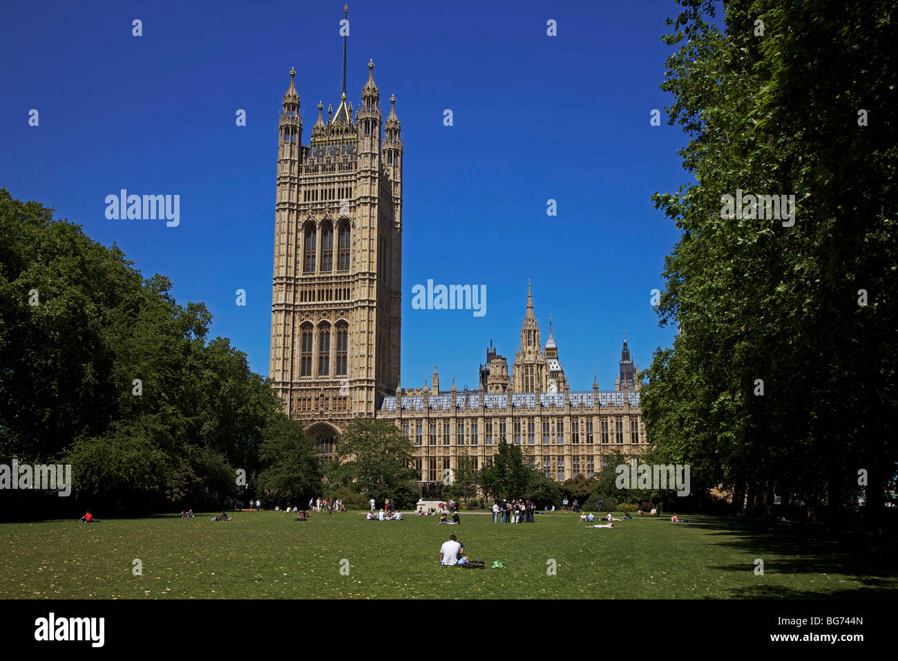 Häuser des Parlaments von Victoria Tower Gardens, London, England Stockfoto