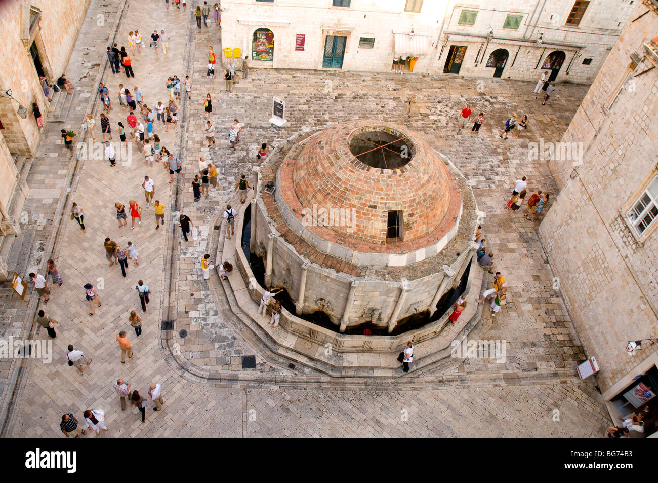 Birdseye-Ansicht der Massen in der Nähe der Onofrio-Brunnen, Dubrovnik Kroatien Stockfoto