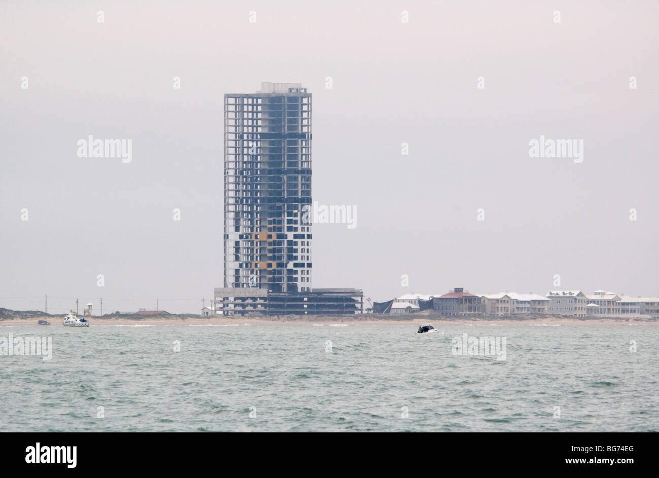 Ocean Tower auf Padre Island im Morgennebel etwa 25 Minuten vor der implosion Stockfoto