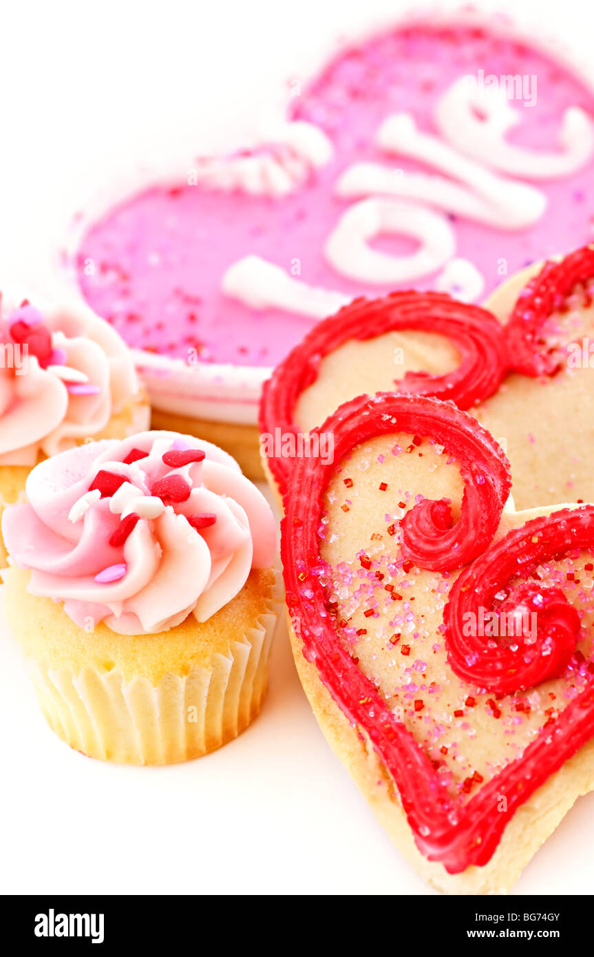 Homemade gebacken Shortbread Valentine, Cookies und Muffins mit Zuckerguss auf weißem Hintergrund Stockfoto