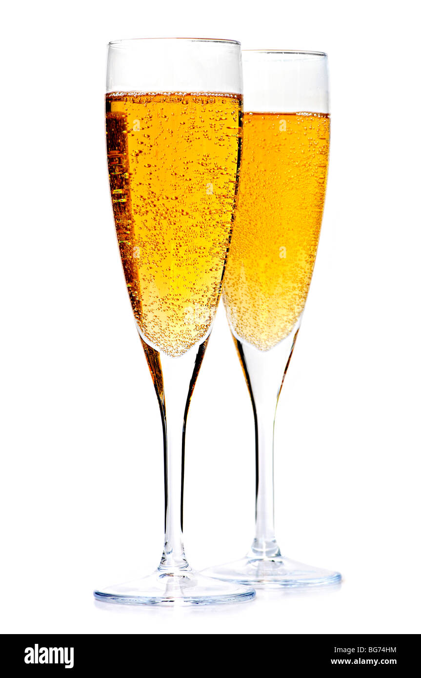 Zwei volle Champagner Flöten isolierten auf weißen Hintergrund Stockfoto
