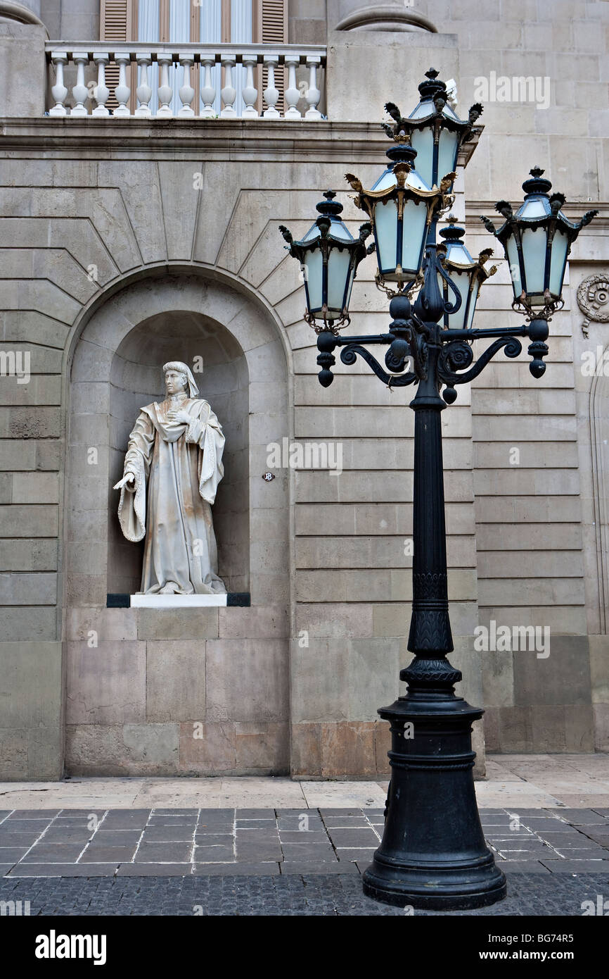 Alte Lampe aus Schmiedeeisen, Statue, Barcelona-Katalonien-Spanien-Europa Stockfoto