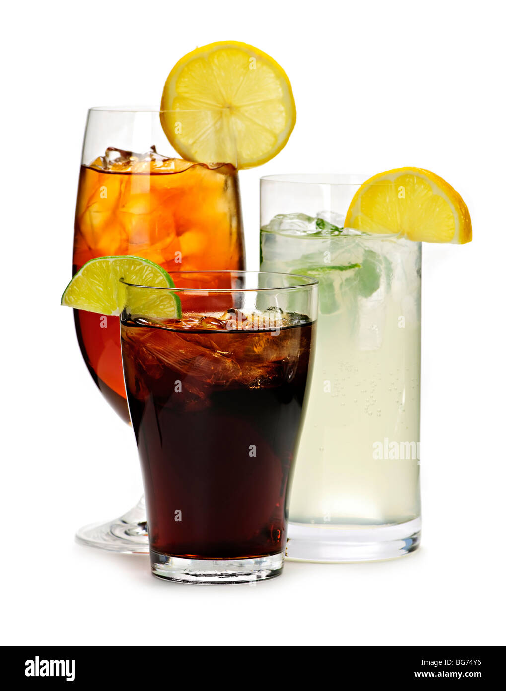 Gruppe von drei alkoholfreie Getränke in verschiedenen Gläsern mit Garnierung Stockfoto