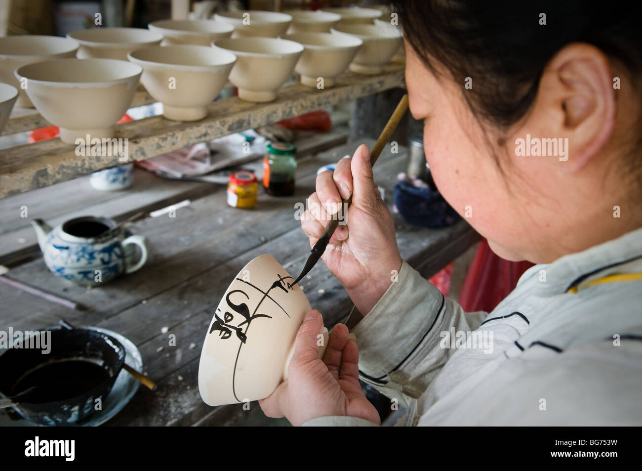 Frau Arbeiter Malerei Porzellanschüssel mit chinesischer Tusche, Jindezhen, China Stockfoto