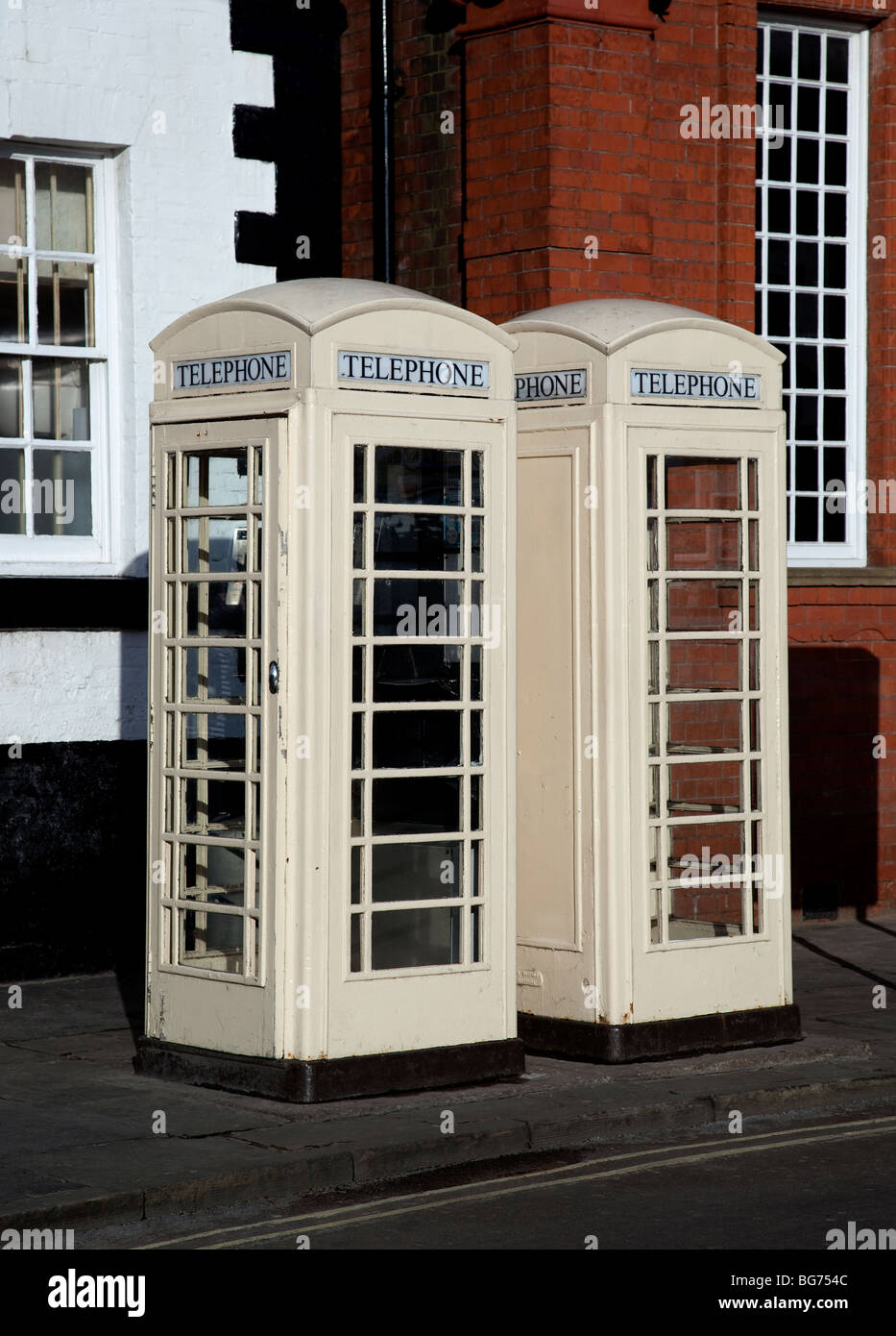 Weiße Telefonzellen von Kingston upon Hull Telefongesellschaft. Stockfoto