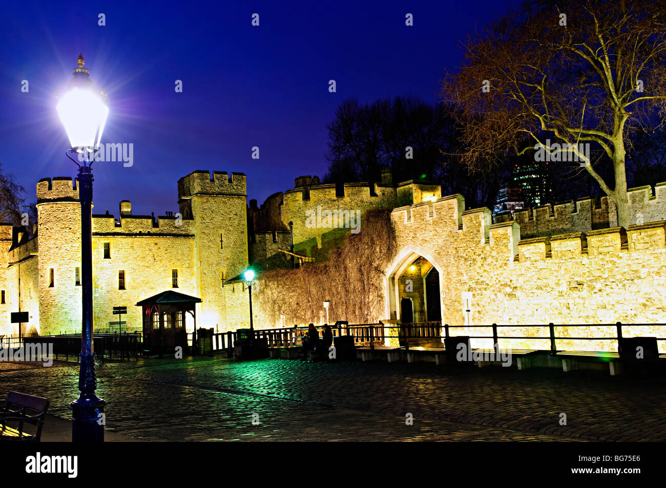 Beleuchtete Wände der Tower of London in der Nacht Stockfoto