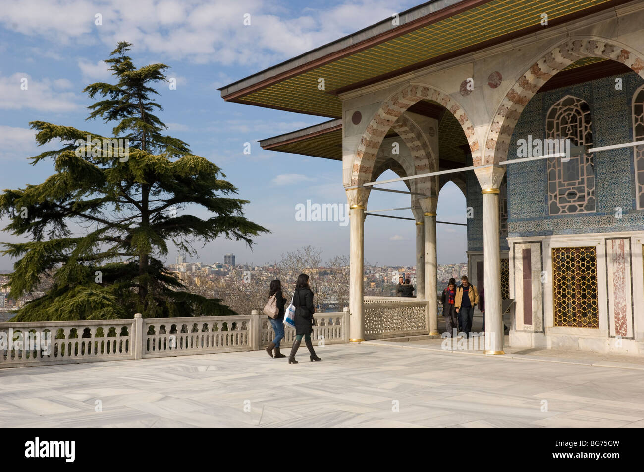 Besucher, die zu Fuß in Richtung der Bagdad-Pavillon auf dem Topkapi Palast, Istanbul Stockfoto