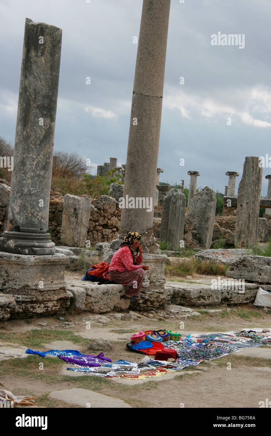 Türkische Frau verkaufen Kunsthandwerk und Souvenirs in der antiken Stadt Perge Stockfoto