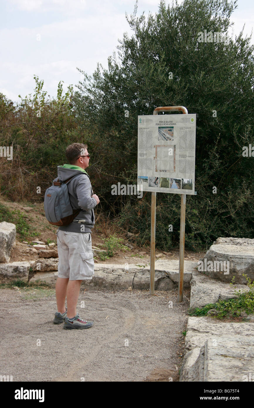 Tourist Info-Tafel über die Geschichte der antiken Stadt Perge lesen Stockfoto