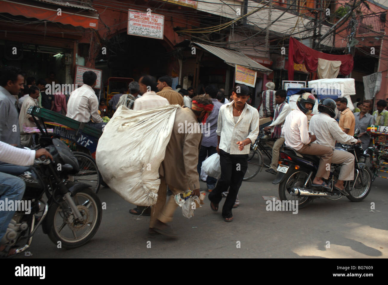 Verkehr-Szene in einem Gewerbegebiet von Delhi Indien Stockfoto