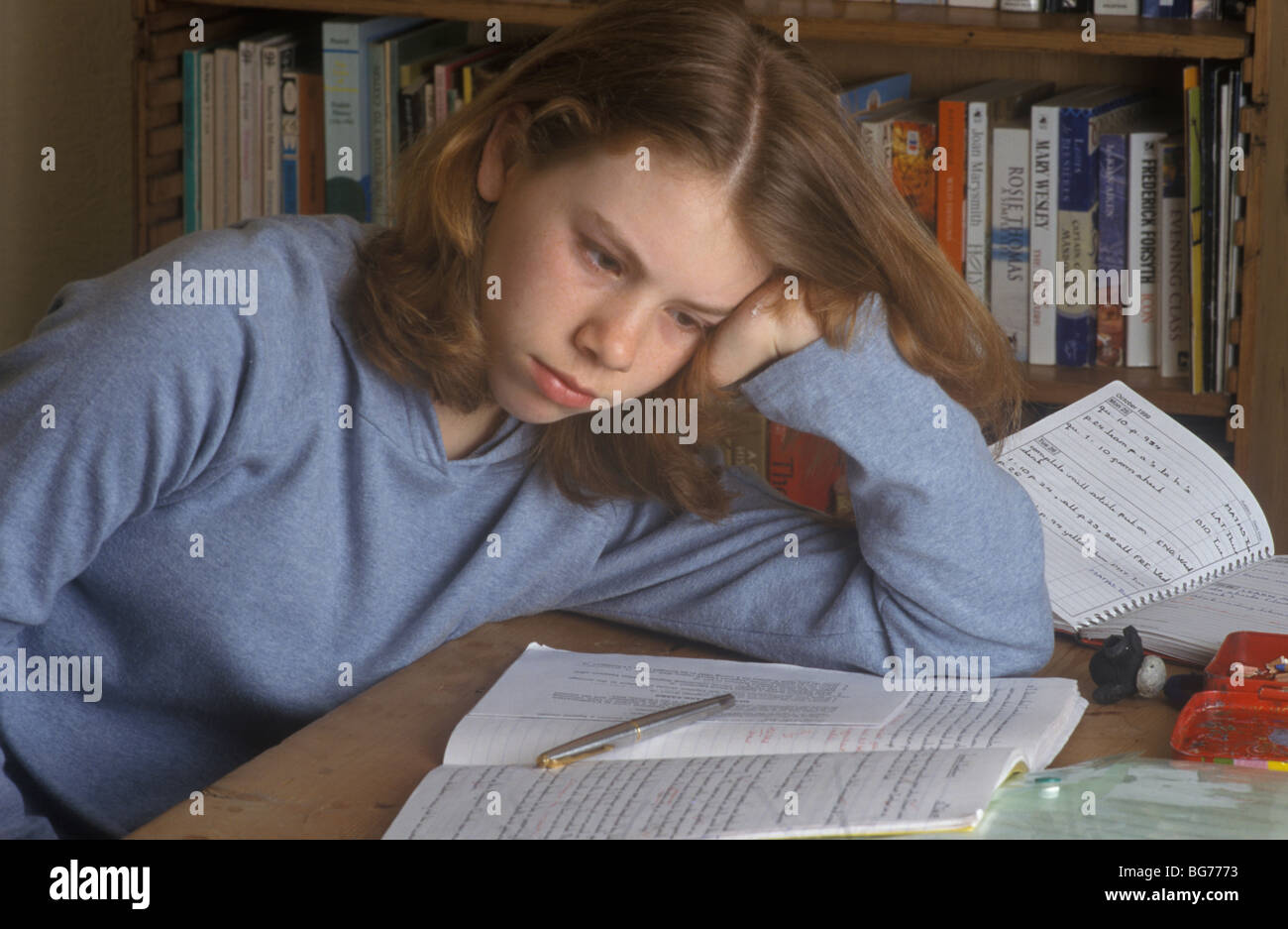 Mädchen suchen mürrisch und launisch während der Hausaufgaben Stockfoto
