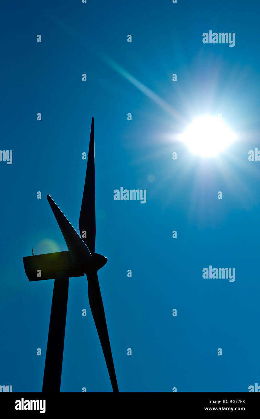 Eine Silhouette einer Windenergieanlage auf einem hellen, sonnigen Tag. Stockfoto