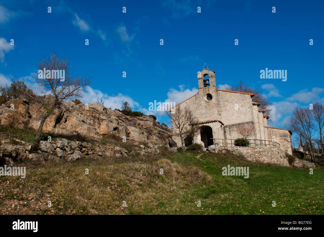 Mittelalterliche Kirche in St. Roman de Codieres, Gard, Südfrankreich Stockfoto