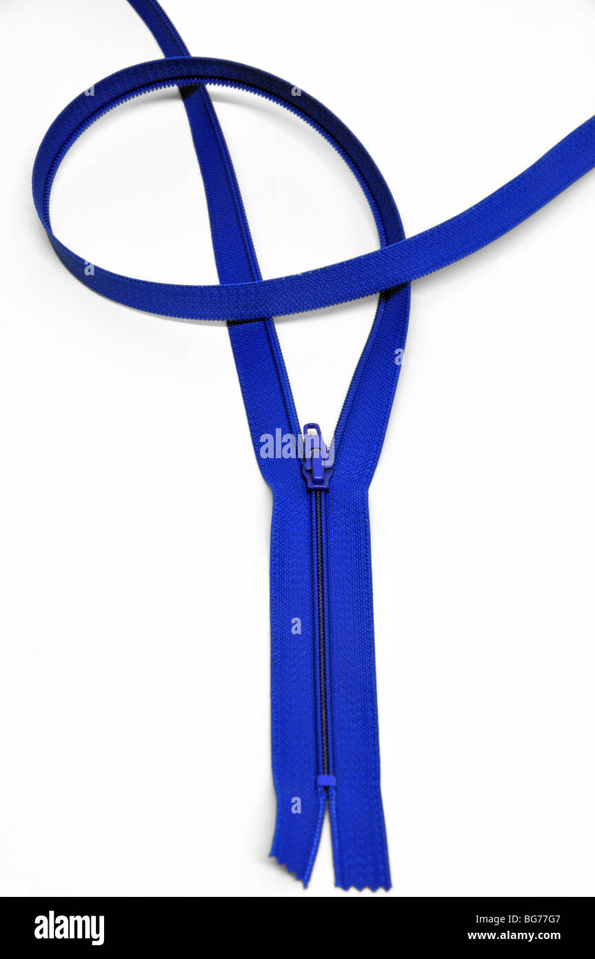 Ein Schnitt aus einen langen blauen Reißverschluss halb geöffnet. Stockfoto
