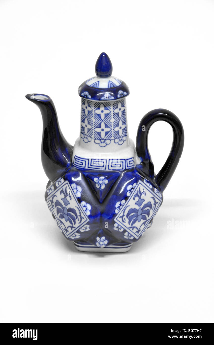 Ein Schnitt aus einem reich verzierten chinesischen Keramik Teekanne. Stockfoto
