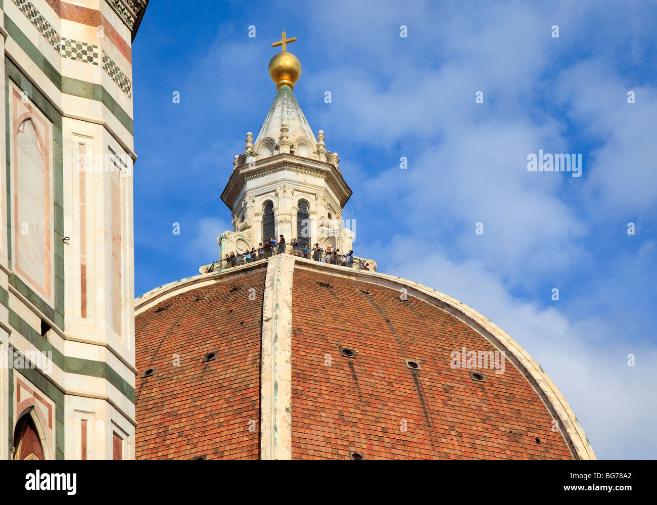 Die Kuppel der Kathedrale di Santa Maria del Fiore mit Touristen an der Spitze der Kuppel in Florenz, Toskana, Italien Stockfoto