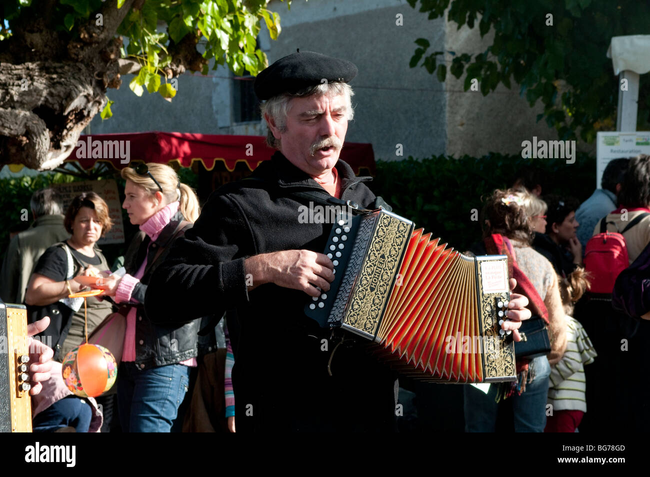 Akkordeonist spielt traditionellen Musik, Markt in Montoulieu, Herault, Frankreich Stockfoto