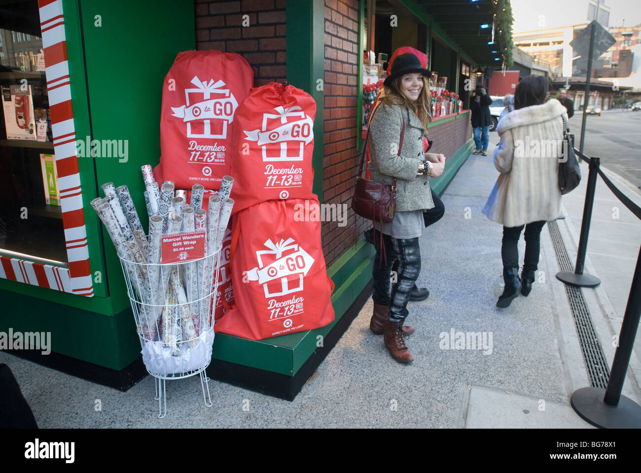 Kunden kaufen bereits verpackte Ware auf ein Pop-up-Ziel speichern in New York Stockfoto