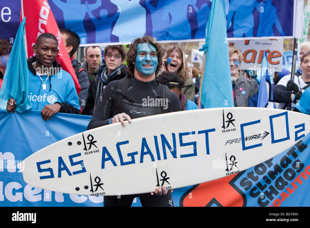 Demonstranten auf der Welle, der größte Klimagipfel ändern Demonstration, immer um in Großbritannien stattfinden Stockfoto