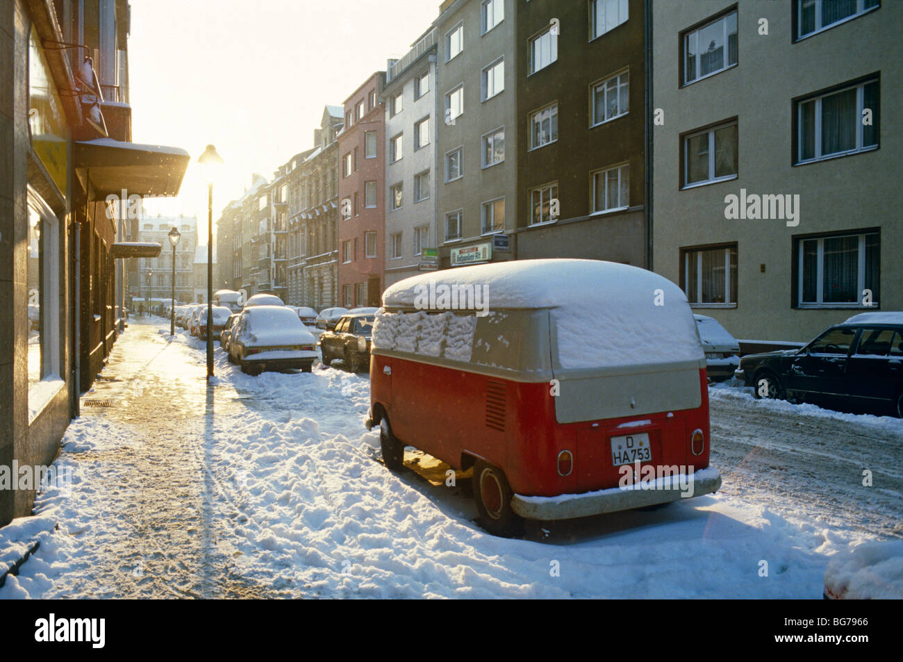 Schnee-Szene in einer Straße in Düsseldorf, Deutschland, 1985. Stockfoto