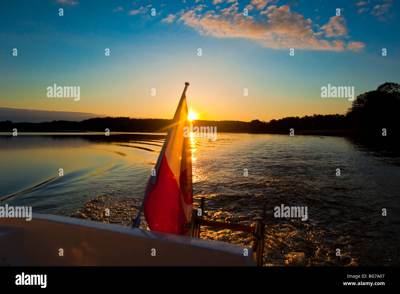 Sonnenuntergang mit polnischer Flagge am Bartezek See Jezioro am Elblaski Kanal in der Nähe von Elbing, Polen | Oberländischer Kanal, Elbing, Polen Stockfoto