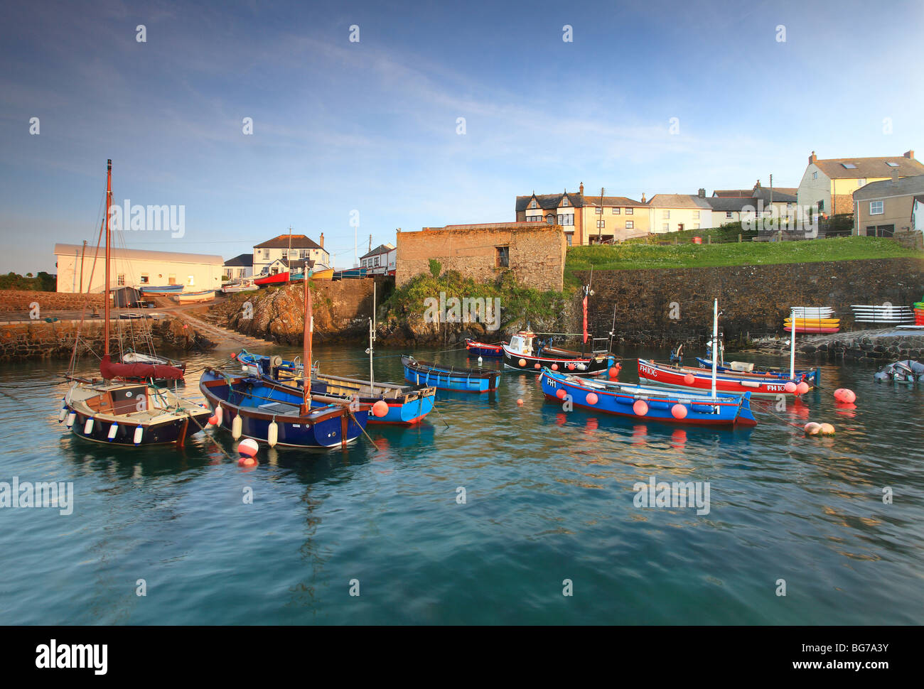 Festgemachten Boote im Hafen von Coverack, Cornwall, England. Stockfoto