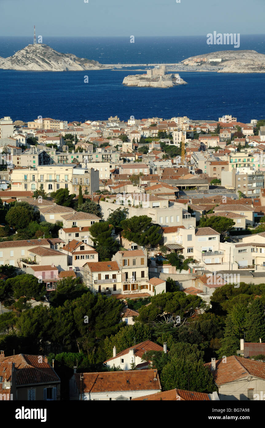 Blick über Frioul-Inseln und Schären, Château d, Endoume Bezirk & Marseille Bay, Marseille oder Marseille Provence Frankreich Stockfoto
