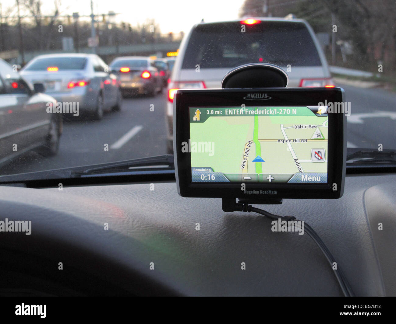 GPS-Gerät im Auto im Straßenverkehr beschäftigt Stockfoto