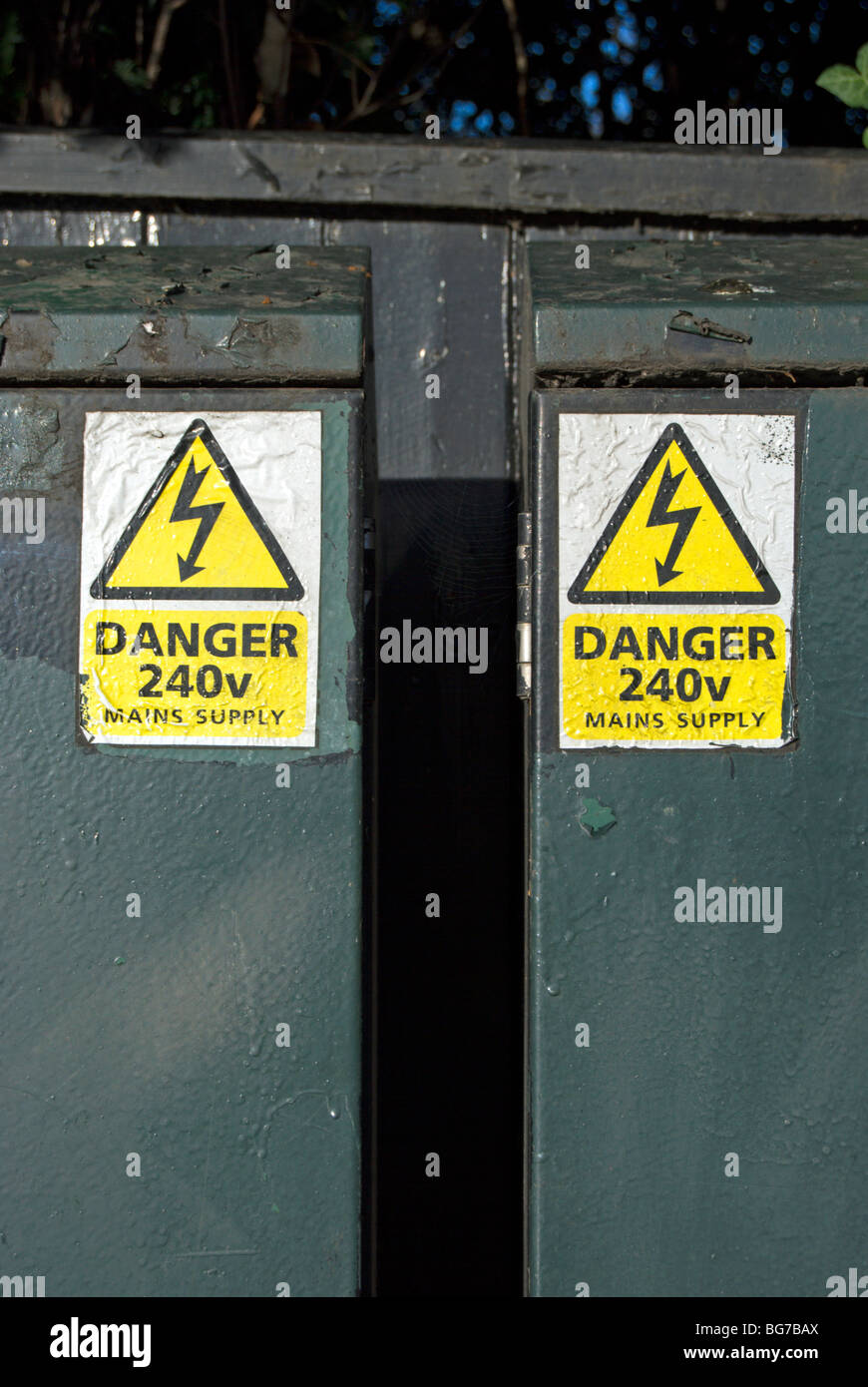 Netz Strom Gefahr Zeichen auf Straße Anschlussdosen in Richmond nach Themse, Surrey, england Stockfoto