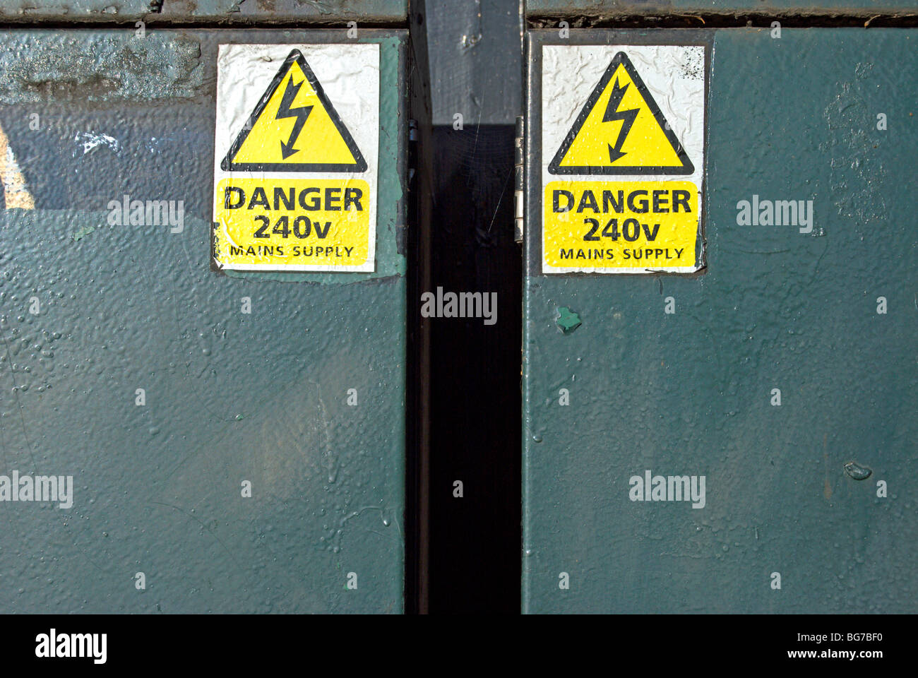 Netz Strom Gefahr Zeichen auf Straße Anschlussdosen in Richmond nach Themse, Surrey, england Stockfoto
