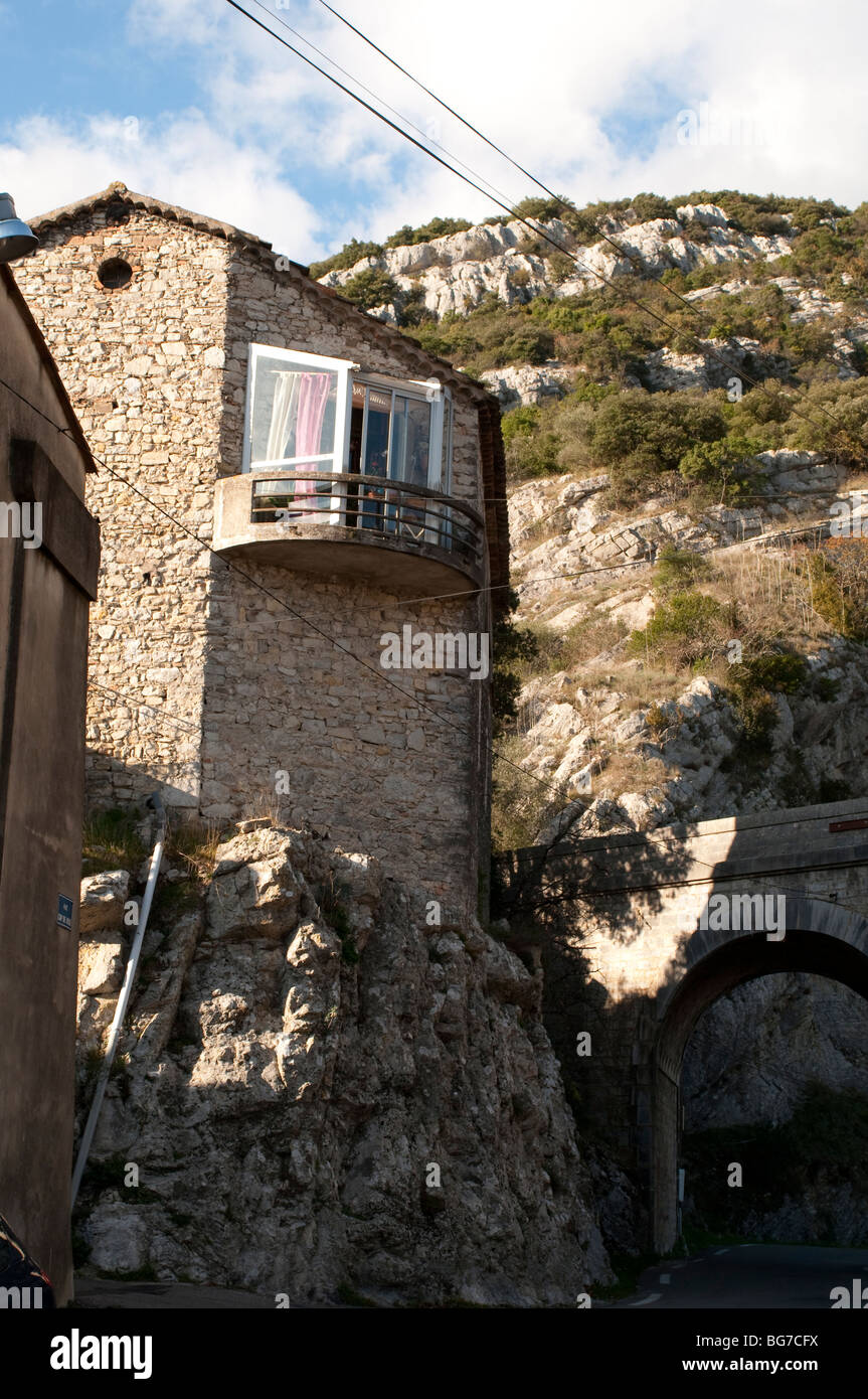 Balkon in einem Haus aus Stein gebaut, auf einem Felsen, St. Hippolyte-du-Fort, Gard, Südfrankreich Stockfoto