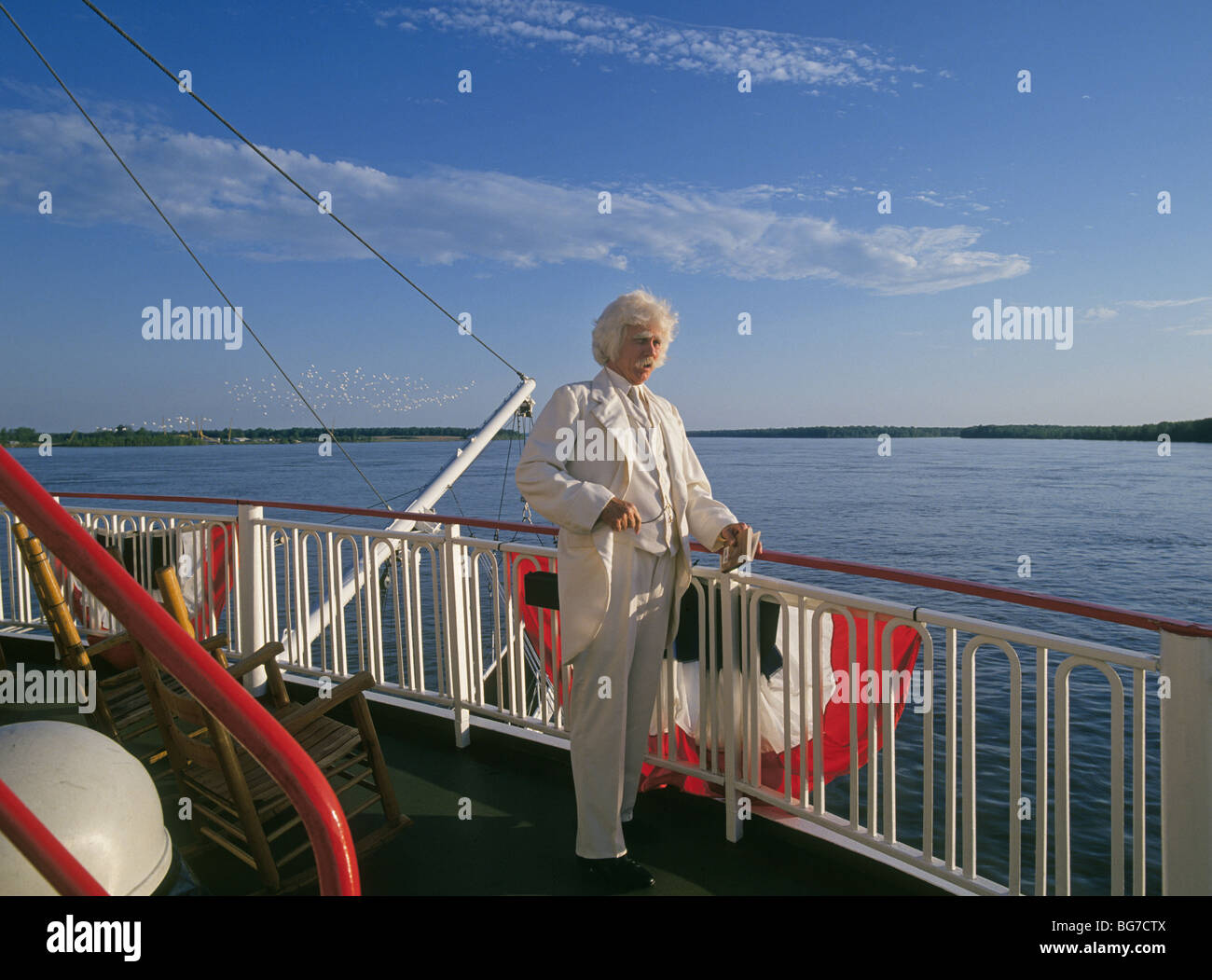 Ein Doppelgänger von Mark Twain (Samuel Clemens) auf einem Schaufelrad-Dampfer, die Mississippi Queen, auf dem Mississippi. Stockfoto