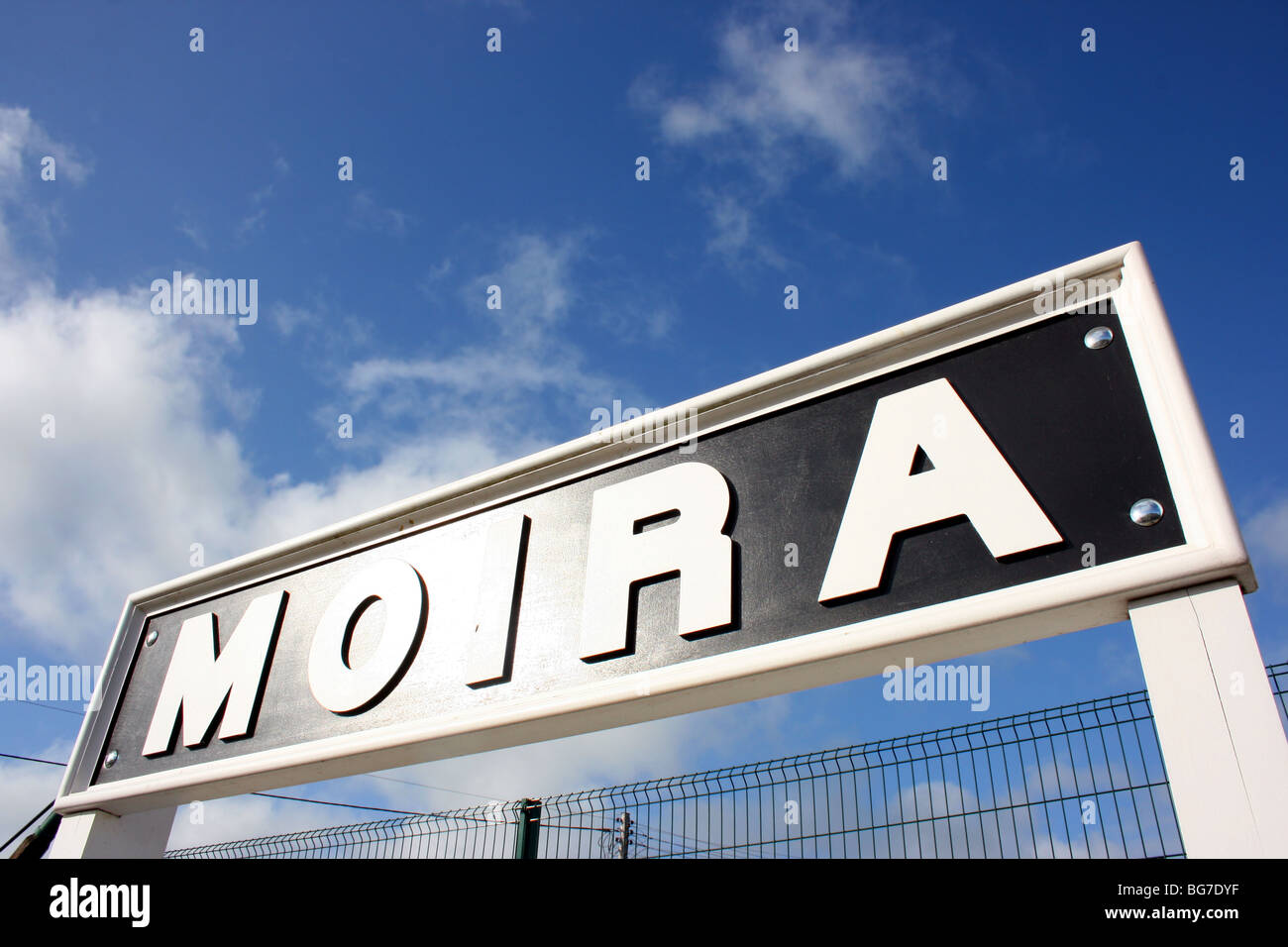 Schild am Moira train Station, County Down, Nordirland Stockfoto