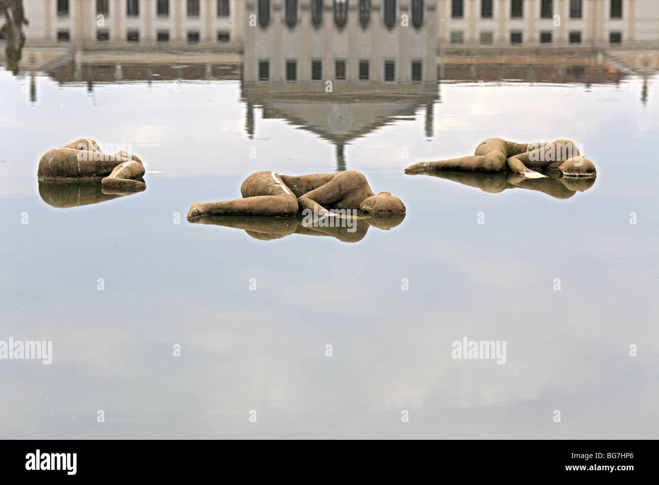 Moderne Skulpturen im Teich, barocke Villa Pisani, Stra, Veneto, Italien Stockfoto