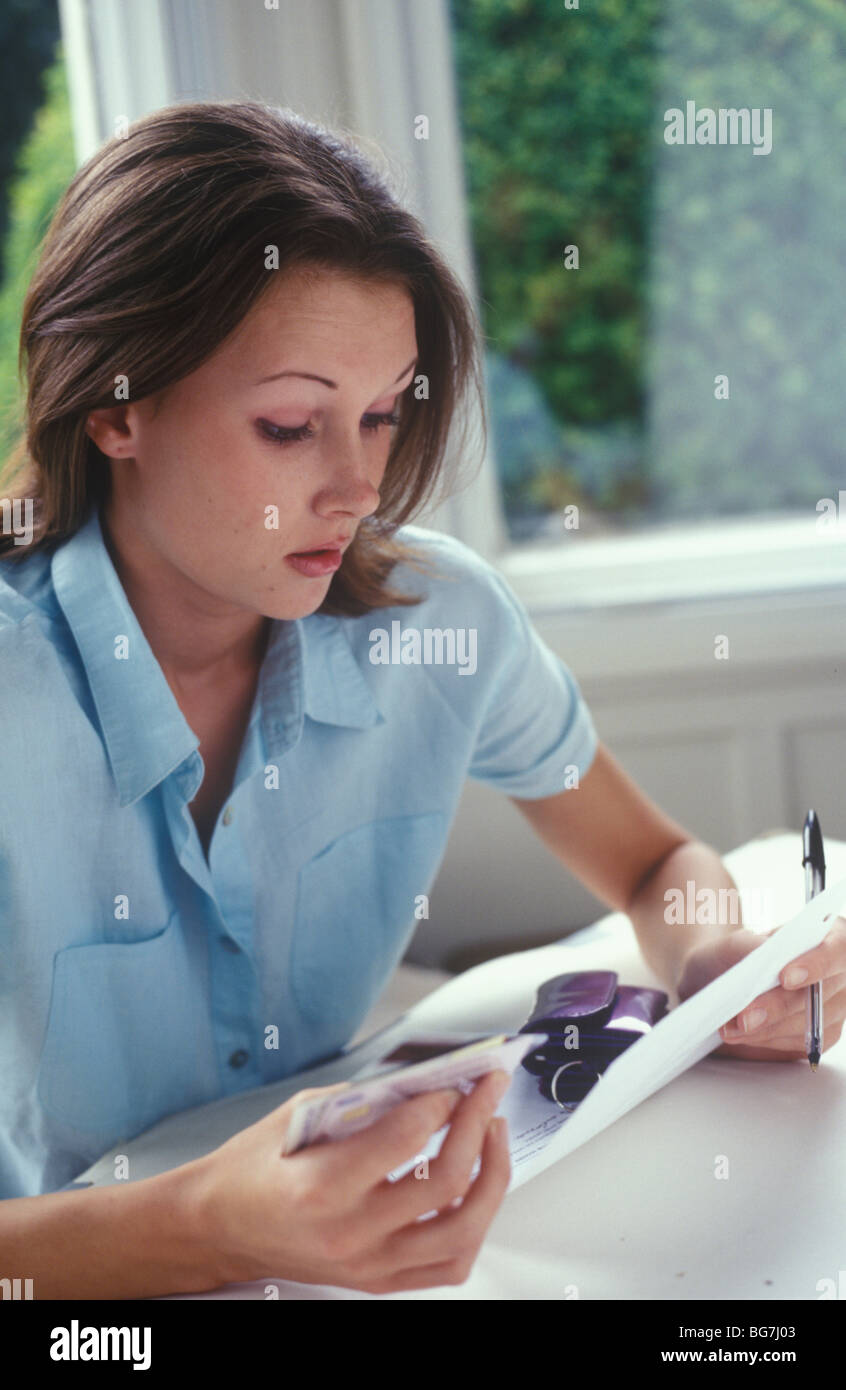 junge Frau mit Kreditkarten schauen besorgt Stockfoto