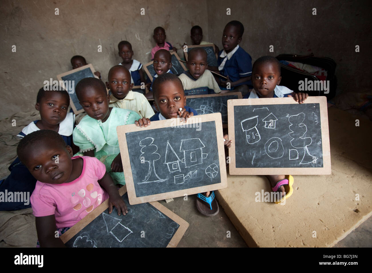 Kleinkinder zeigen Zeichnungen in einem Waisenhaus in Amuria, Uganda, Ostafrika. Stockfoto