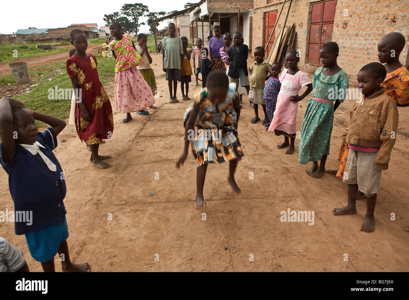 Verwaiste Kinder spielen Hopscotch außerhalb eines Waisenhauses in Amuria, Uganda, Ostafrika. Stockfoto