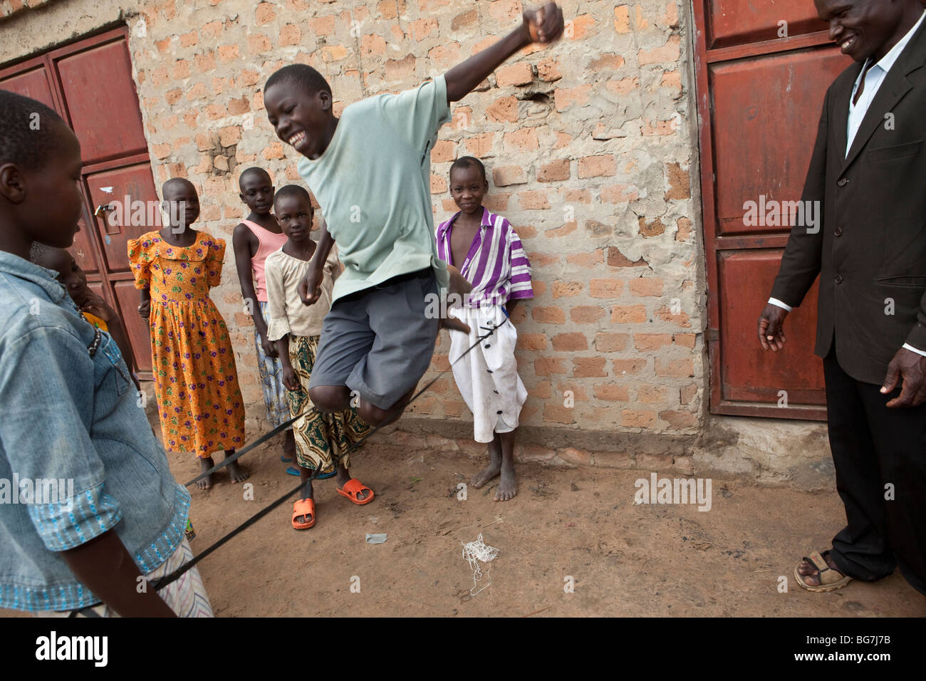 Verwaiste Kinder spielen draußen ein Waisenhaus in Amuria, Uganda, Ostafrika. Stockfoto